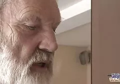 Adulți tineri și înghiți țara lui cea mai sexy vedetă feminină