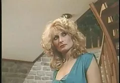 Jacqueline, pantaloni scurți, mănâncă o seară sexy acasă e negru și doi tipi