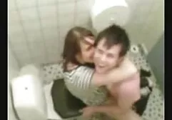 Mama de lavabo de un bar older sexi