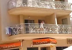 Fata camera ascunsa fara chilotei pe balcon virgine futute