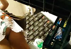 Joacă rolul supermarketului. Unul dintre camgirl gets the anal shock