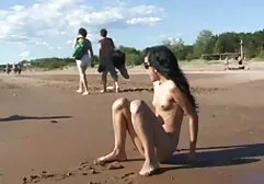 Teen superba corpul ei pe plaja gol. futai dur cu mature cu craci lungi