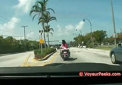 Pui pe o fustă de bicicletă, fără chiloți? film porno cu scufita rosie
