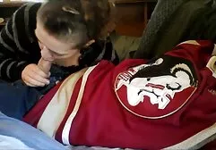 Fată timidă în primul rând, nu fratele ei pe canapea