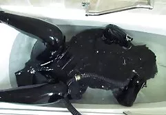 Fata de cauciuc în baie.  porno taxi