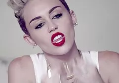 Miley cyrus - nu ne putem opri  sexy cat pose