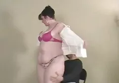 El este genul de Femeie  showing her toes sexy