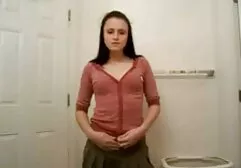 În timp ce ea benzi și atinge vaginul în baie