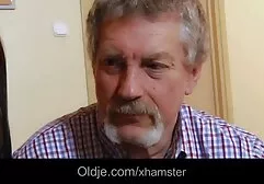 Bătrânul fata fierbinte în timp ce soția lui la domiciliu tatuaj vedete