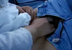 Bărbat ciudat și femeie din Asia pe un autobuz sex suge pula la nunta