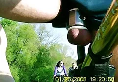 Două pisici pe partea de sus a bicicletei . porno tata fica