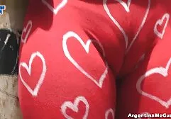Nu poate fi de încredere! În parc în pantaloni roșii gay muscle blow job