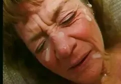 Granny riduri ca 4 penis și o mulțime de spermă.  filme xxl cu femei batrane