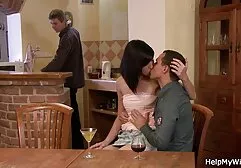 Inseala pe micul lui prieten sex anal cu brunete