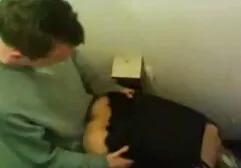 Prins-o fata cu capul în toaletă mature in chiloti
