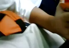 Fata reacționează la atingere