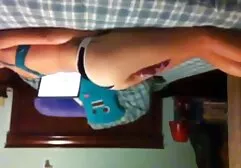 Femeie frumoasă poartă o fustă și arată cum umezeala vaginului ei. maturo sex