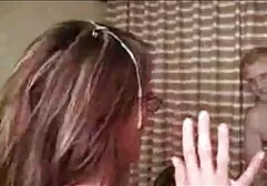 Adolescenti în părul ei și ea răstoarnă porno cu sloboz